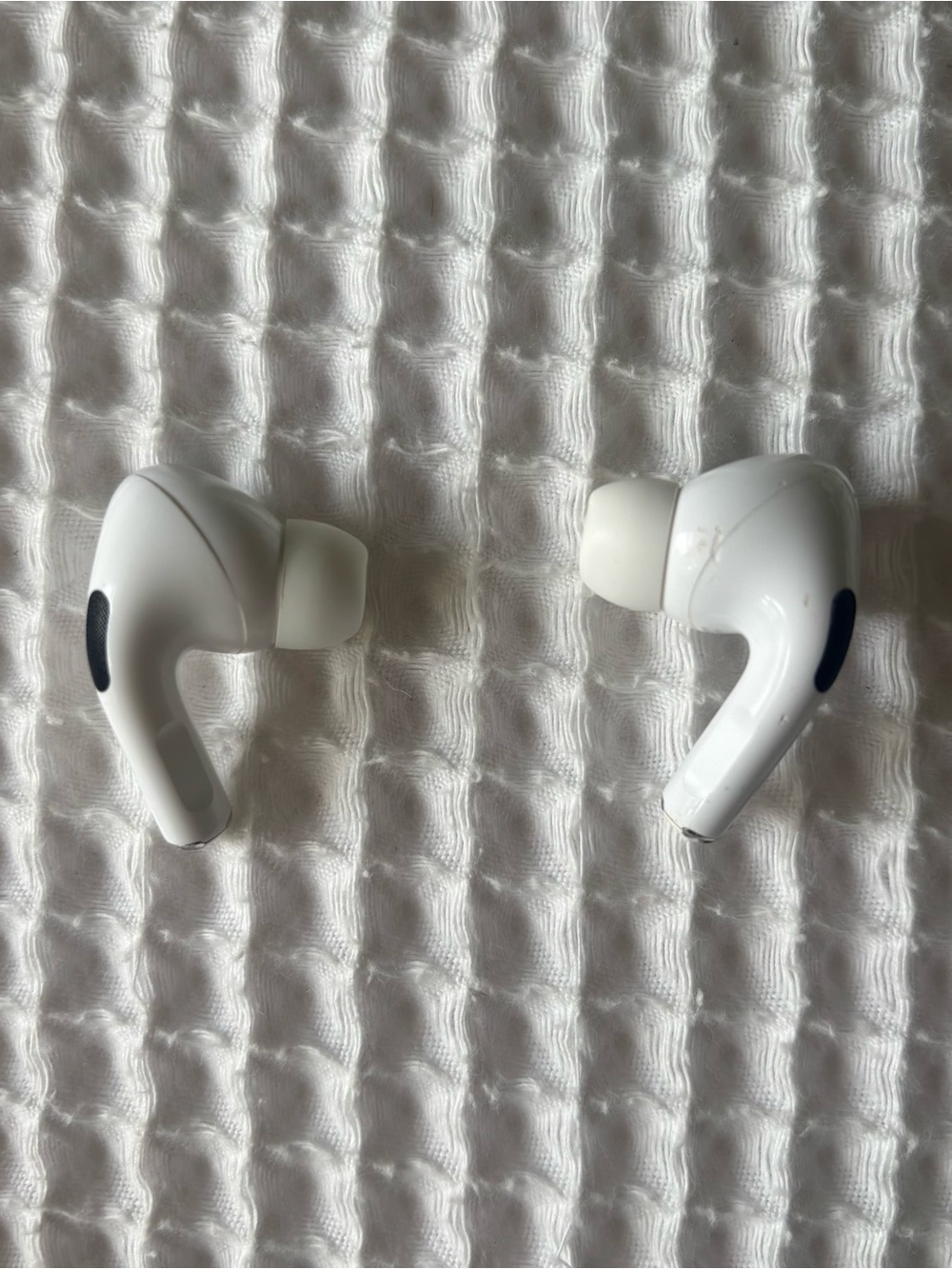 AirPods Pro (1st Gen) with MagSafe Charging Case - Picture 9 of 10